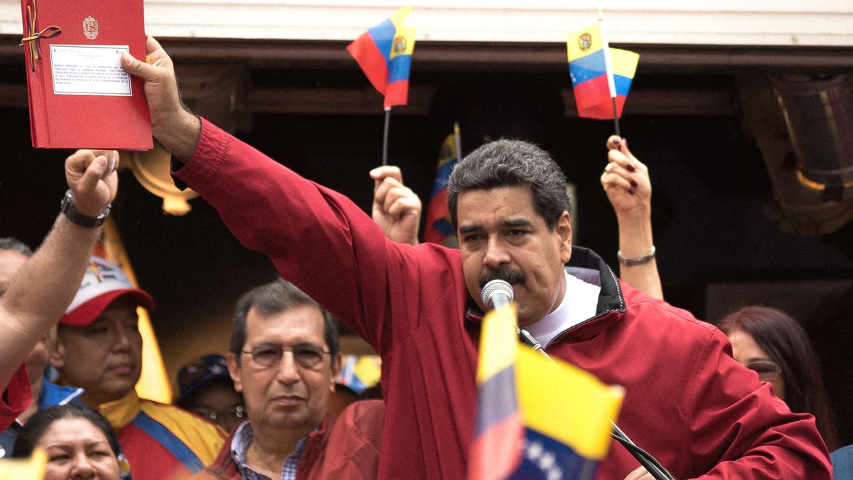 Venezuelu přivedl skoro ke krachu, teď chce Maduro Nobela za ekonomii